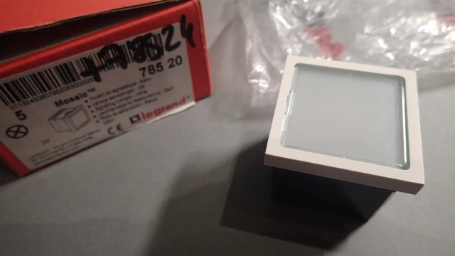 Voyant Rouge Legrand Mosaic 45 – Référence 74701 – Occasion (lampe Non Incluse)