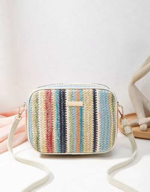 Sac A Bandoulière Rayures Tissé En Paille Beige Rayé Multicolore Zippé Ajustable