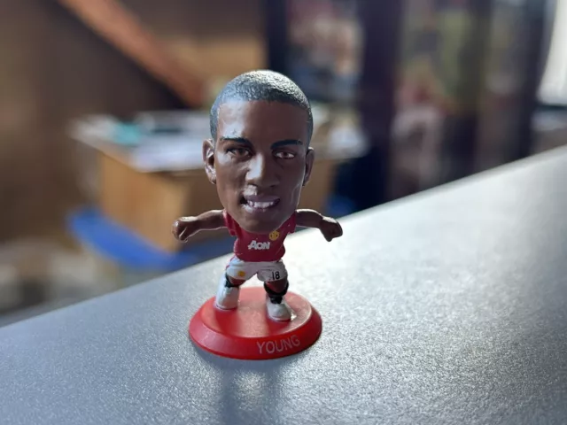 SoccerStarz - Ashley Young - Man Utd - Red Base - Football Figure - 2012