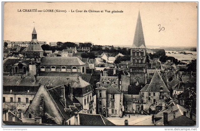 58 LA CHARITE SUR LOIRE - la cour du CHATEAU et vue generale