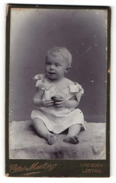 Fotografie Otto Martin, Dresden, Portrait niedliches Kleinkind im weißen Kleidc