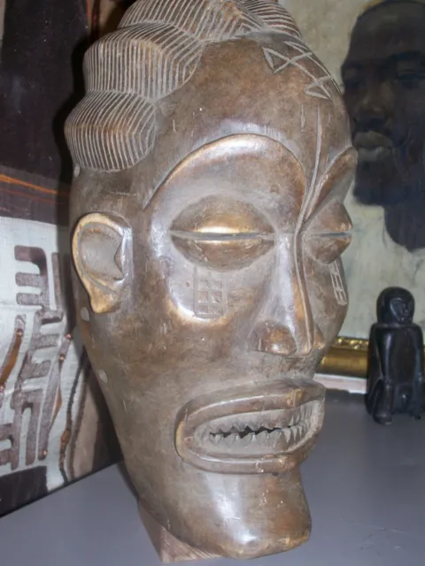 African mask.Masque africain Tchokwe