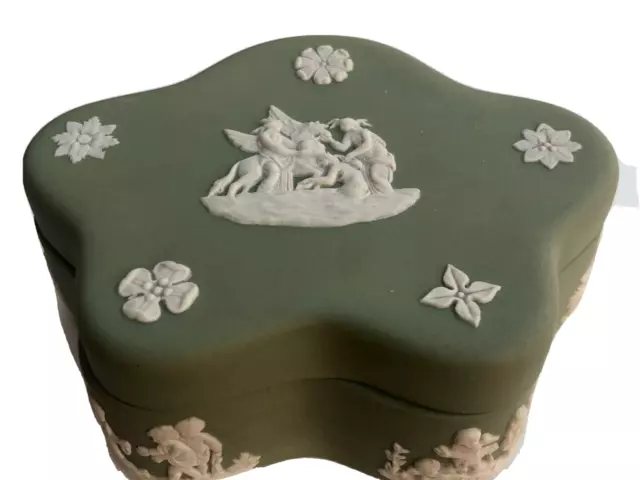 WEDGWOOD SAGE GREEN JASPER WARE LIDDED TRINKET BOX With Scalloped Edges VGC 3