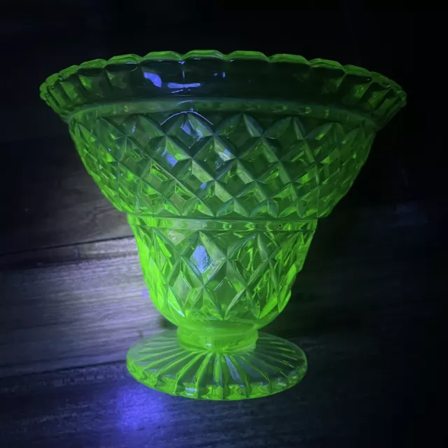 VINTAGE DEPRESSION ERA striking uranium green glass GOOD SIZE vase