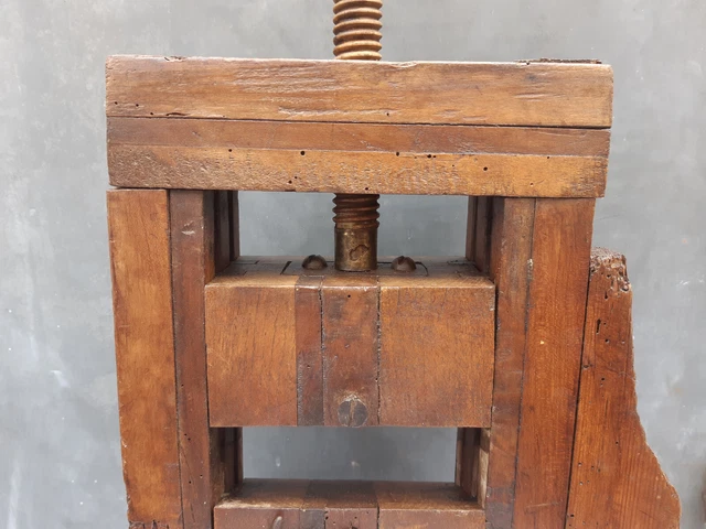 2 anciens outil a main perceuse chignole et plane menuisier