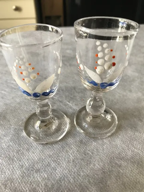 2 anciens verre a liqueur taille 8,5 cm