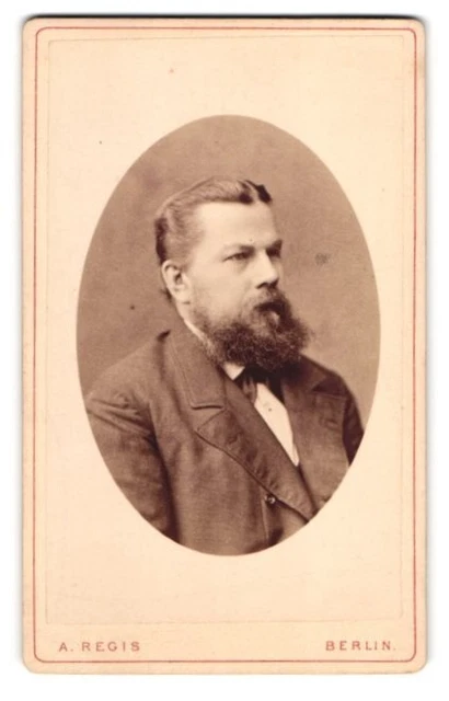 Fotografie A. Regis, Berlin, Prinzenstr. 44, Herr in dunklem Anzug mit Vollbart