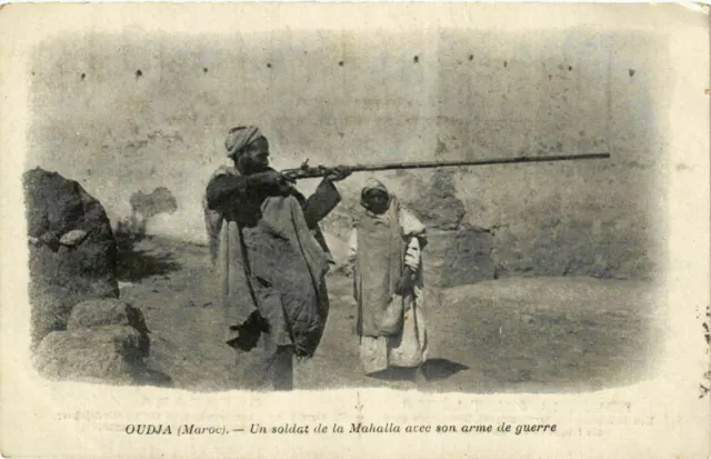 CPA AK Oudja - Un Soldat de la Mahalla avec son Arme de Guerre MAROC (964206)