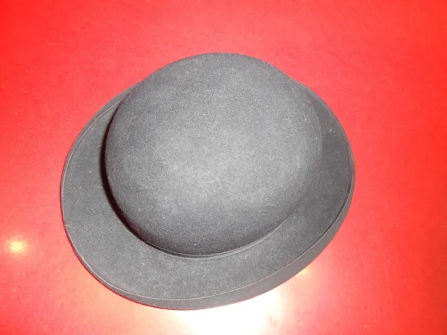 chapeau avec bords rembourés argentés et pointe avec tissu bleu et