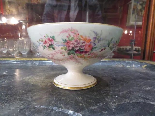 rare superbe coupe ou bol sur pied en porcelaine peinte epoque XIXe fleurs