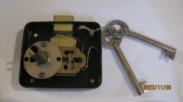 SERRURE ANCIENNE VERTICALE pour pose en applique avec clés. EUR 45,00