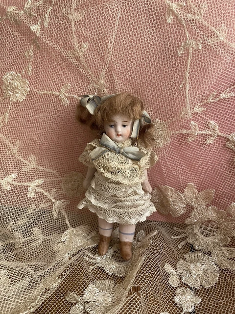 Poupée Ancienne En Porcelaine Et Tissu – Mignonnette, XIXème Siècle