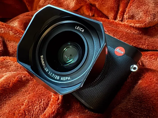 Leica Q Typ 116 28mm f/1.7 Digital Compact Camera - Black w/ 2 Batteries + Strap