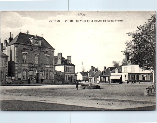 58 DORNES - l'hotel de ville et la route de saint pierre