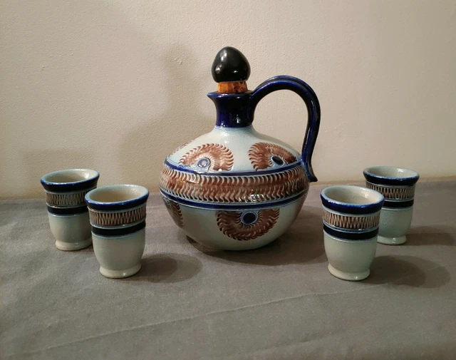 Service à liqueur- grès allemand : une carafe & son bouchon, 4 verres à liqueur