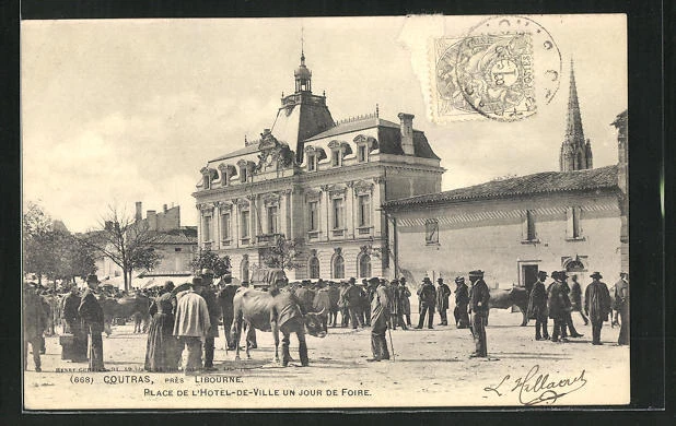 CPA Coutras, Place de l'Hotel-de-Ville a fair day