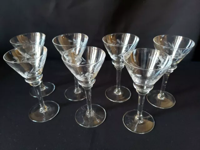Ensemble de 7 verres anciens en cristal taillé pour liqueur, Porto ou alcool.
