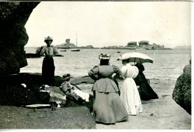 France, Perros-Guirec, plage, femmes en costumes d&#039;époque  vintage silver p