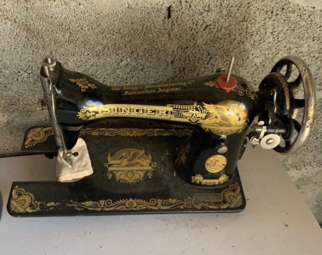 Une ancienne machine à coudre Singer 12 avec de l'or de la décoration Photo Stock - Alamy
