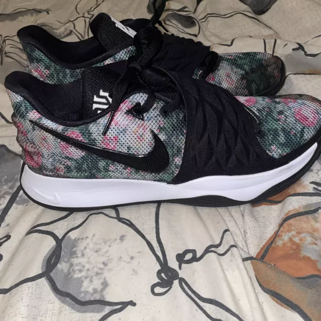 Kyrie Low (estilo floral)