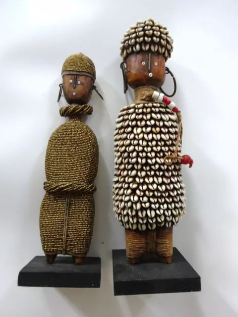 Par de figuras africanas de muñecas Namji de madera carcasas y decoración de metal