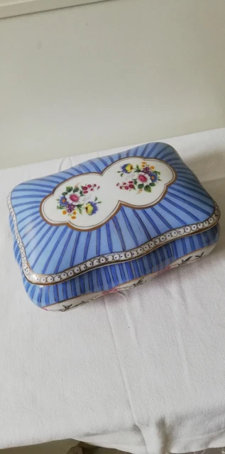 Très grande boite ou bonbonnière en porcelaine - très joli  décor de fleurs