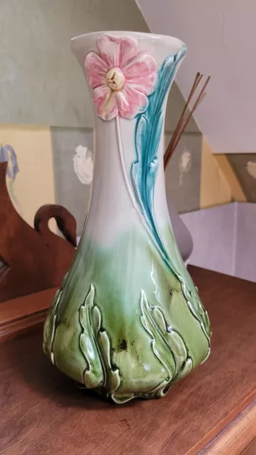 Grand vase ancien en barbotine motif fleurs et feuilles