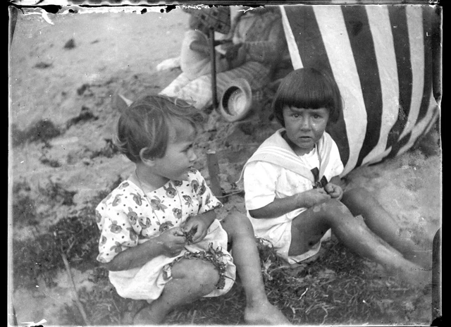 Deux enfants assis dans le sable plage - négatif photo verre photo - an. 1910 20