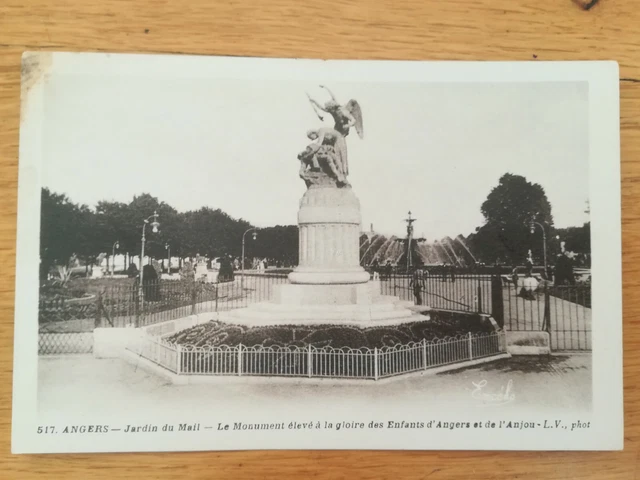 CPA ancienne Photo - Angers - MAine et loire - jardin du mail - Monument