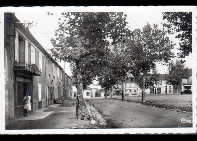 FOURS (58) BOUCHERIE-CHARCUTERIE animée & COMMERCES / Place POUYAT en 1951