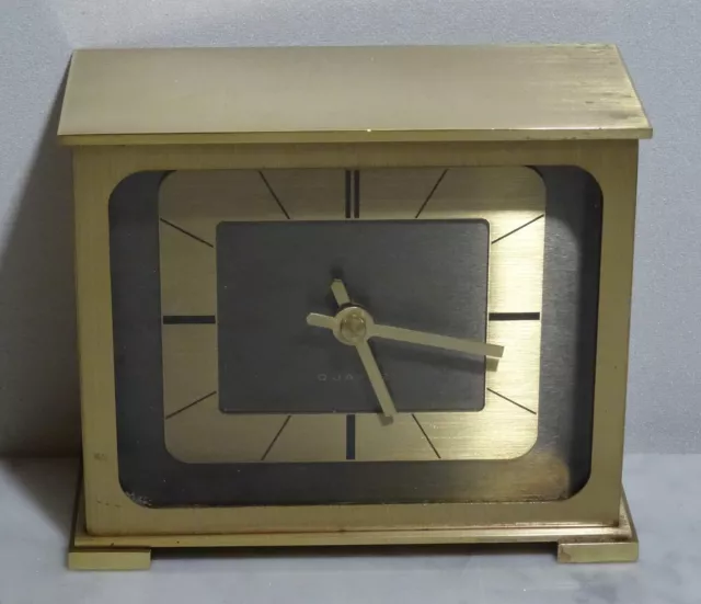 Kleine ältere Uhr elektromechanische T&N Quartz Tischuhr 1960er