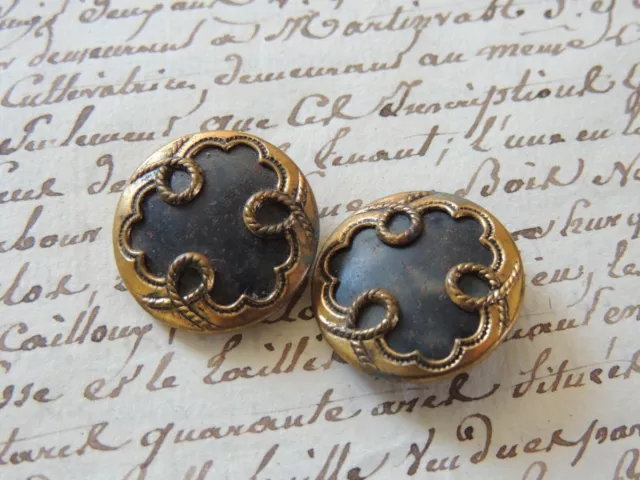 2 boutons anciens en métal doré à décor de boucles. Collection mercerie 2,3cm