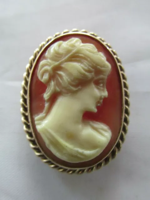 Lovely Vintage 9ct gold surround cameo brooch
