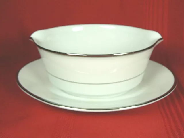 NORITAKE SPECTRUM 16 OZ GRAVY BOAT WITH ATTACHED UNDERPLATE 2983 White Platinum