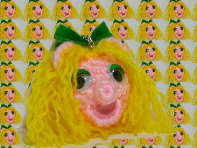 Miss Piggy de teleñecos con lazo verde Llavero