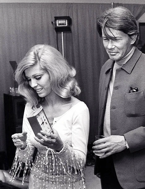 NANCY SINATRA AND Husband Hugh Lambert 1970 OLD PHOTO $7.65 - PicClick AU
