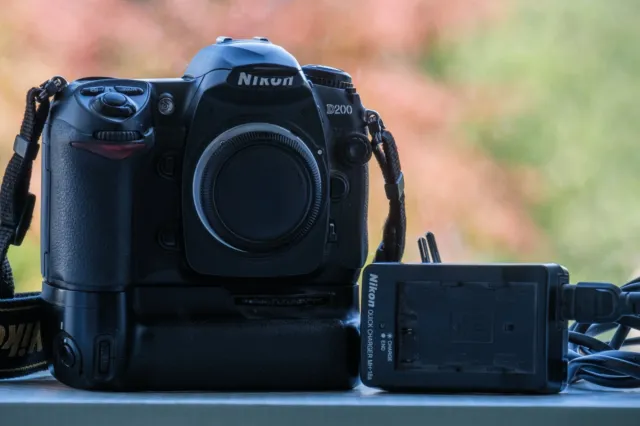 Nikon D200 10.2 MP Digital SLR Camera  + Nikon MB-D200 Battery Grip