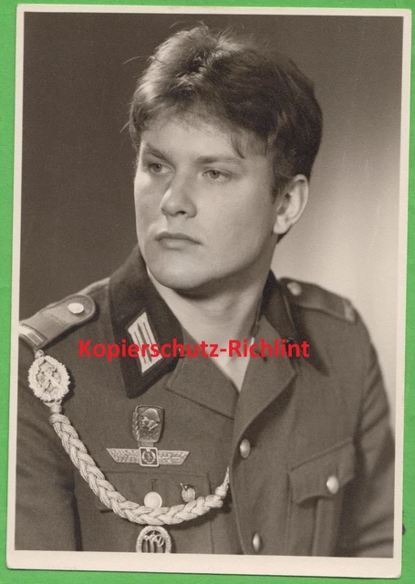 org. Foto: DDR Portrait Soldat NVA Volksarmee 4 Orden / Abzeichen Schützenschnur