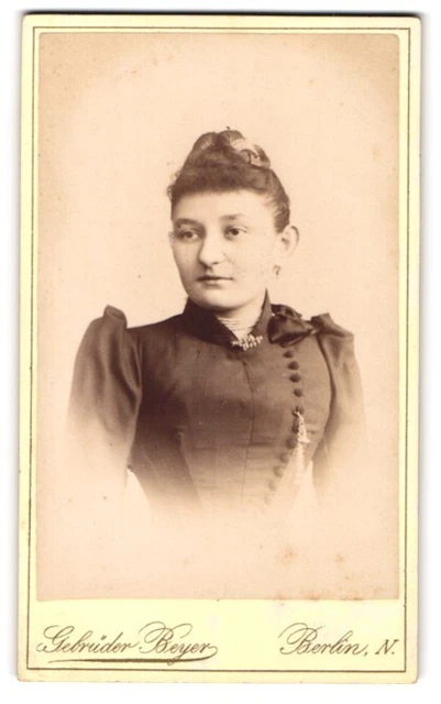 Fotografie Gebrüder Beyer, Berlin, Schönhauser Allee 6, Junge Dame im Kleid mit