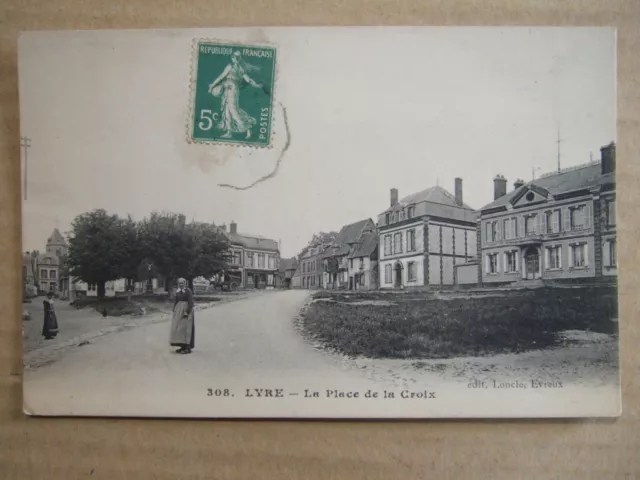 CPA LYRE (27) LA PLACE DE LA CROIX. ANIMEE. Editions LONCLE, EVREUX.