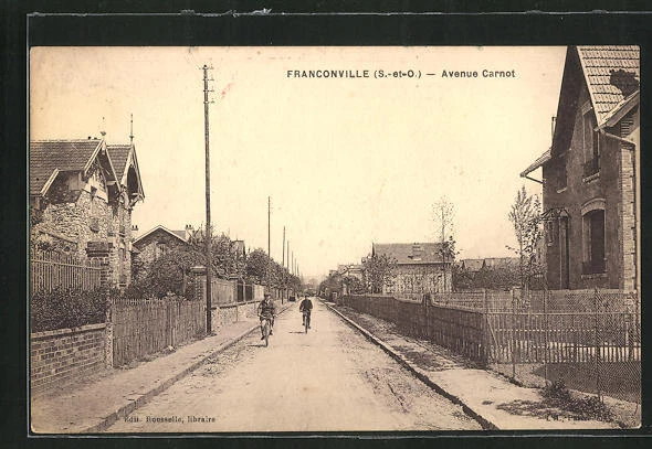 CPA Franconville, Avenue Carnot, vue de la rue avec vélofahrern 1941