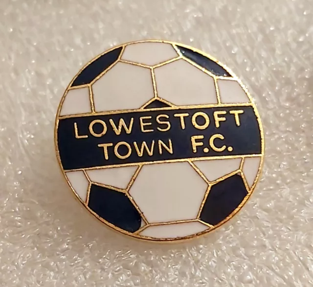 LOWESTOFT TOWN FC (Nr Norwich) ENAMEL FOOTBALL CLUB PIN BADGE