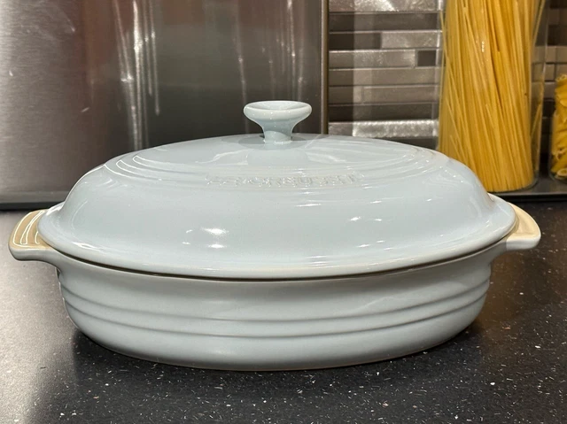 Nuevo plato de cazuela ovalada de cerámica azul pálido Le Creuset con tapa 2 L precio de venta sugerido por el fabricante £59.99