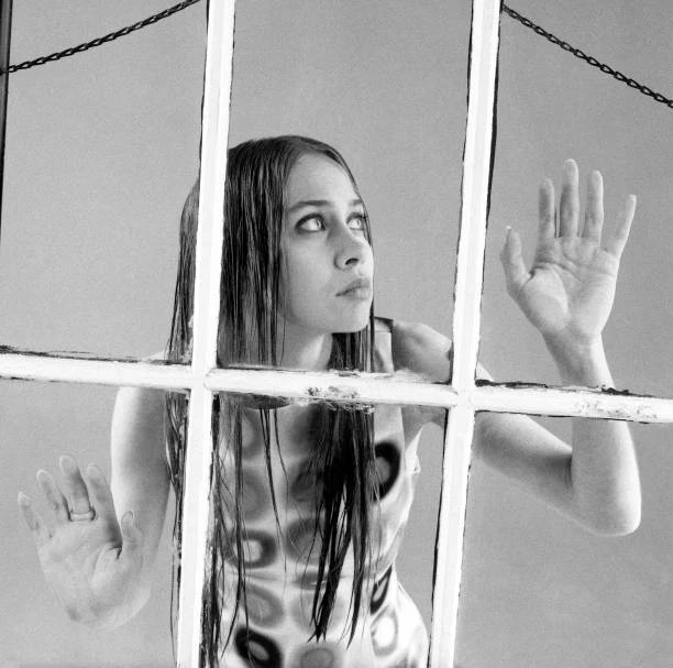 AMERICAN SINGER PIANIST Fiona Apple poses for a portrait circa Sep Old Photo 1 EUR 6,62