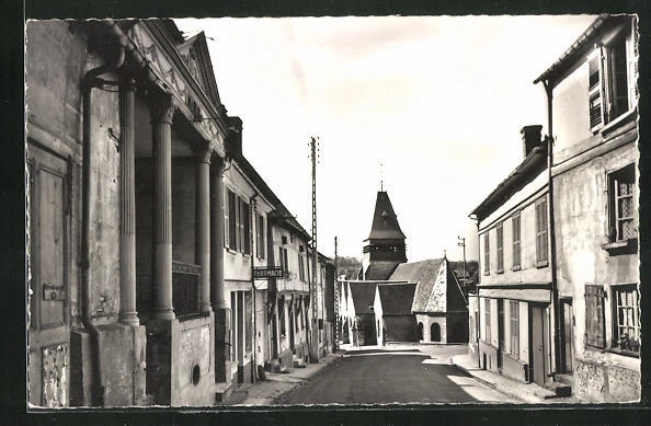 CPA Songeons, Rue du Maréchal de Boufflers la Mairie et l´Eglise