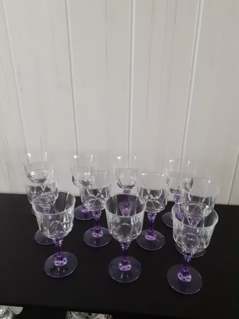 Service de 12 verres à vin blanc en cristal d'Arques, modèle Auteuil Lilas