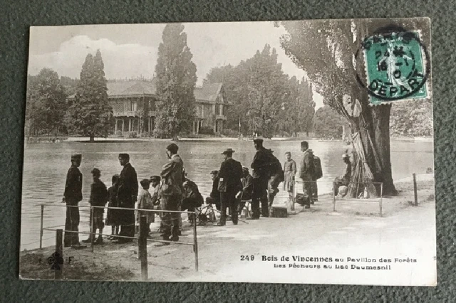 CPA. VINVENNES WOOD. 94 - Pavillon des Forêts. Les Pêcheurs au Lac Daumesnil.