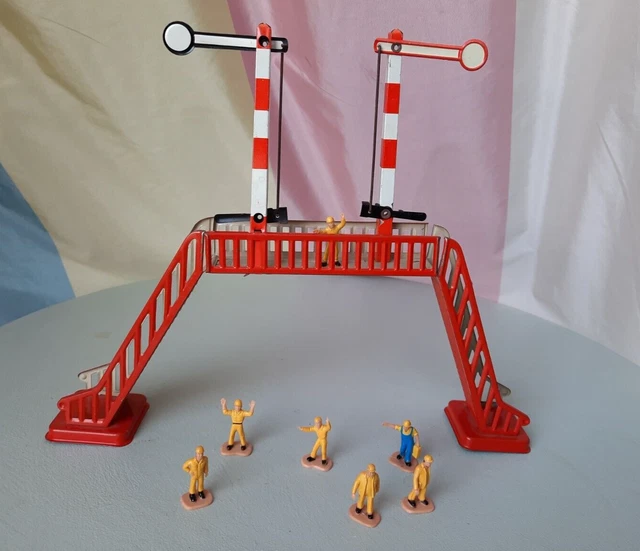 Brücke  der Fa. Otmar Beck mit Signalanlage  7 Menschen passend zur Biller Bahn