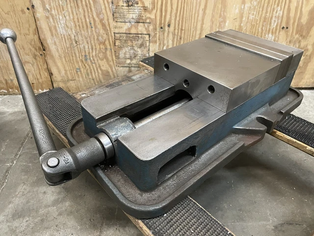 Kurt 8" Anglock Milling Machine Vise D80