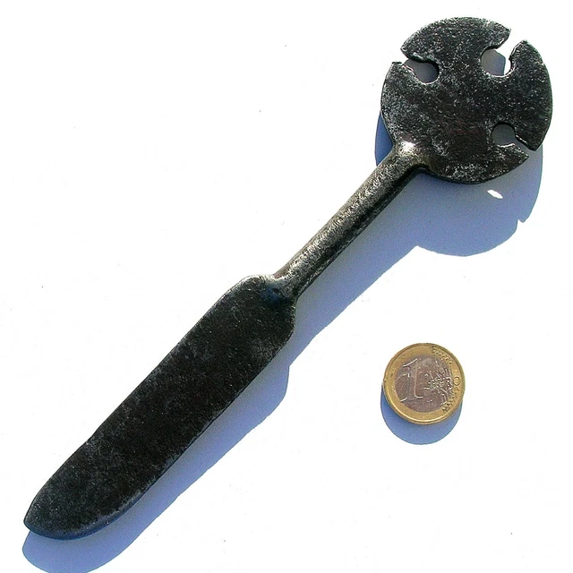 Outils Anciens En Fer Forgé - Scie Et Clé à Avoyer - 2 Pièces - Bon état D'usage